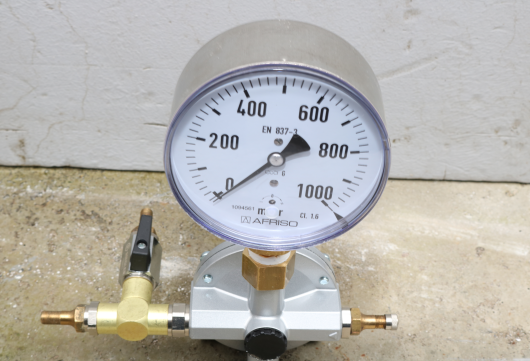 Fülldruck-Monitoringsystem  mit automatischer Fülldruck- & Kraftregulierung für p-Fugen-Abdichtkissen (Ventil) im Betrieb